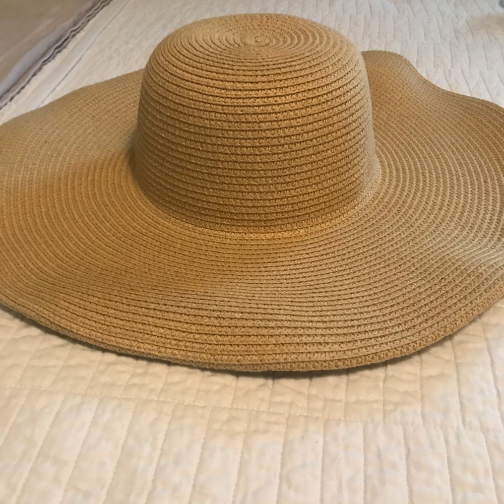 Large natural floppy hat